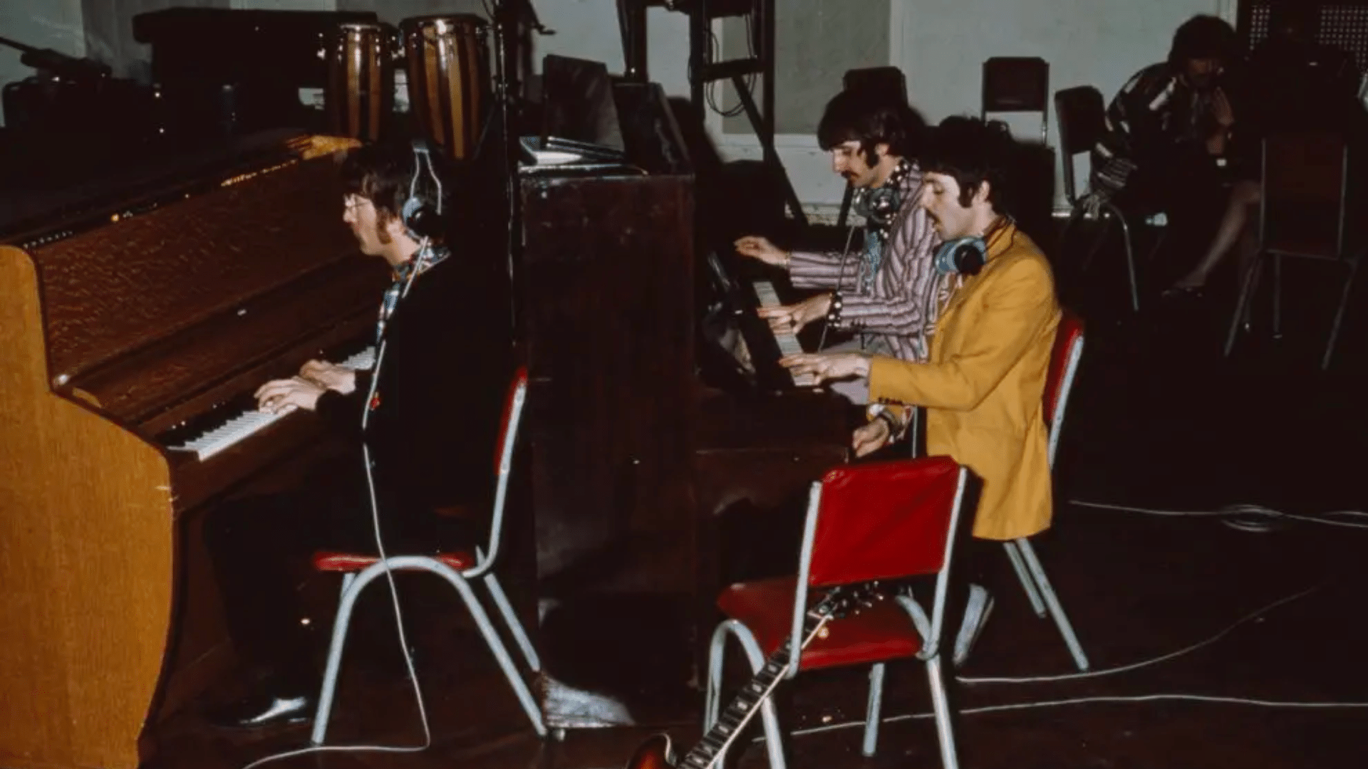 "George Harrison avait mis le feu à un cendrier et courait dans le studio avec le cendrier au-dessus de sa tête" : la création chaotique de la chanson la plus folle des Beatles