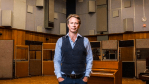 Giles Martin parle de "Now and Then" des Beatles, des albums "Red" et "Blue" améliorés