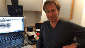Giles Martin révèle pourquoi il a samplé de vieux tubes des Beatles sur leur dernière chanson.