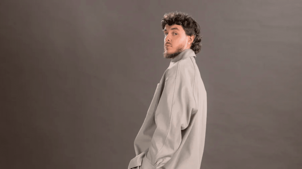 Jack Harlow détrône les Beatles pour le premier numéro 1 au Royaume-Uni avec "Lovin On Me".