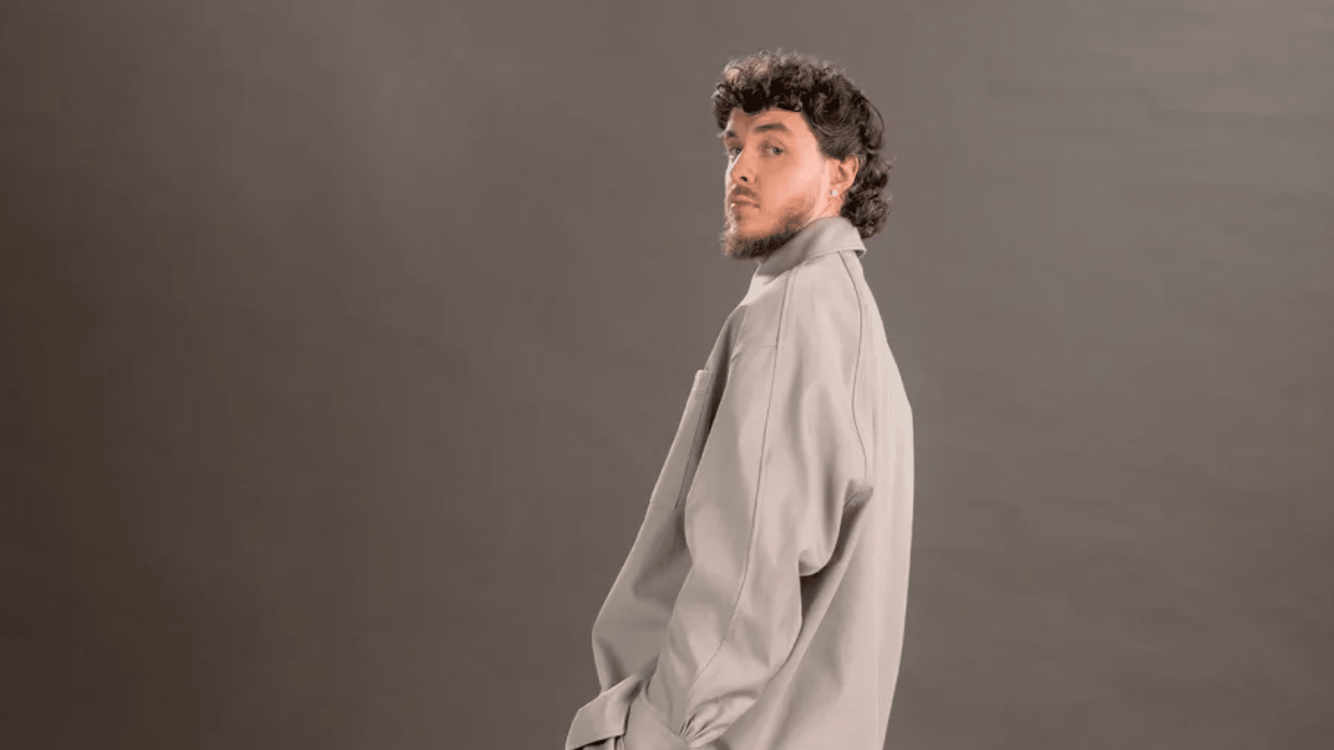 Jack Harlow détrône les Beatles pour le premier numéro 1 au Royaume-Uni avec "Lovin On Me".