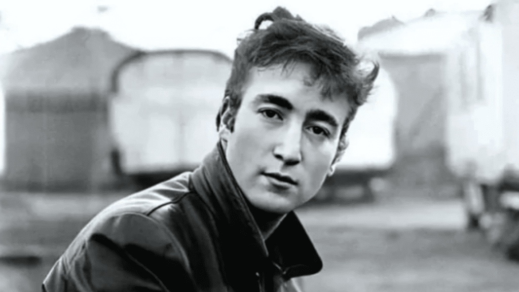 John Lennon a détruit les vêtements d'une femme lorsqu'il l'a surprise en train de coucher avec Paul McCartney