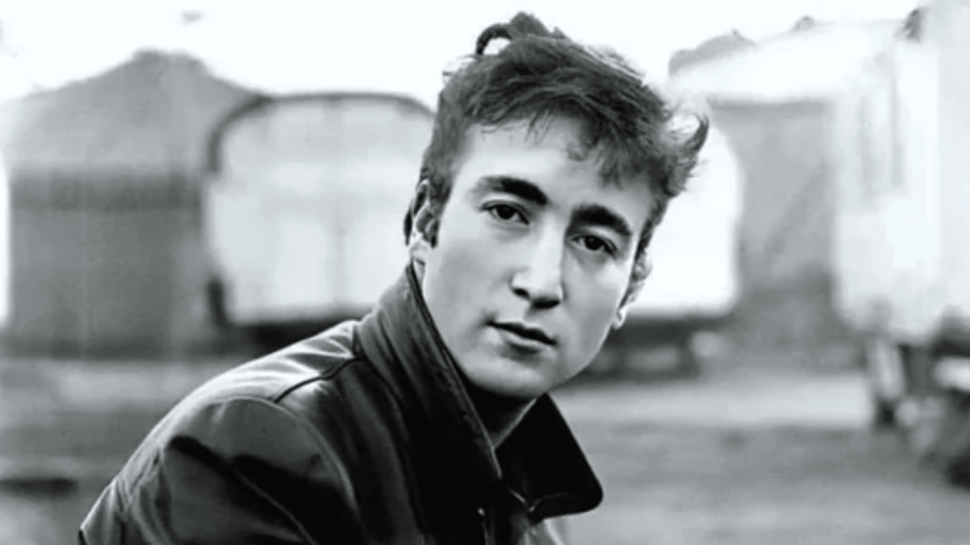 John Lennon a détruit les vêtements d'une femme lorsqu'il l'a surprise en train de coucher avec Paul McCartney