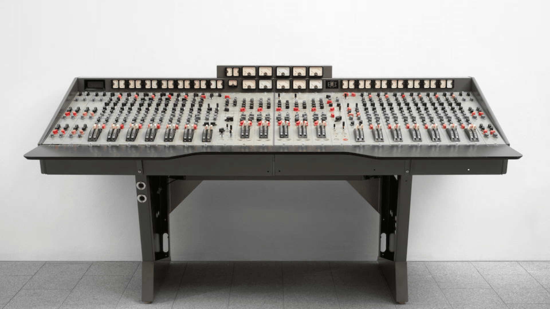 La console originale EMI TG12345 Mk I sur laquelle les Beatles ont enregistré "Abbey Road" sera vendue aux enchères en décembre.