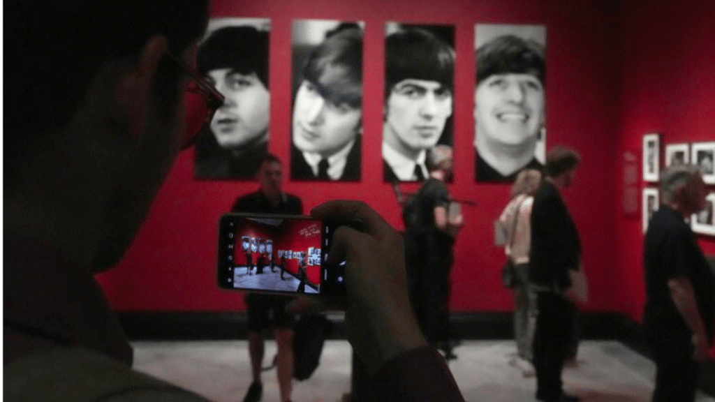 Les Beatles partagent un documentaire célébrant leur dernière chanson "Now and Then".
