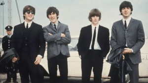 Les Beatles se classent numéro 1 au Royaume-Uni avec "Now And Then", établissant un écart record de 54 ans entre deux titres.