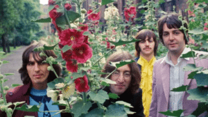"Lorsque les chœurs contemporains incomparables de McCartney se mêlent à ceux de Lennon, une réponse émotionnelle involontaire est tout à fait inévitable". Le rédacteur en chef de Classic Rock et plus grand fan des Beatles donne son verdict sur Now And Then