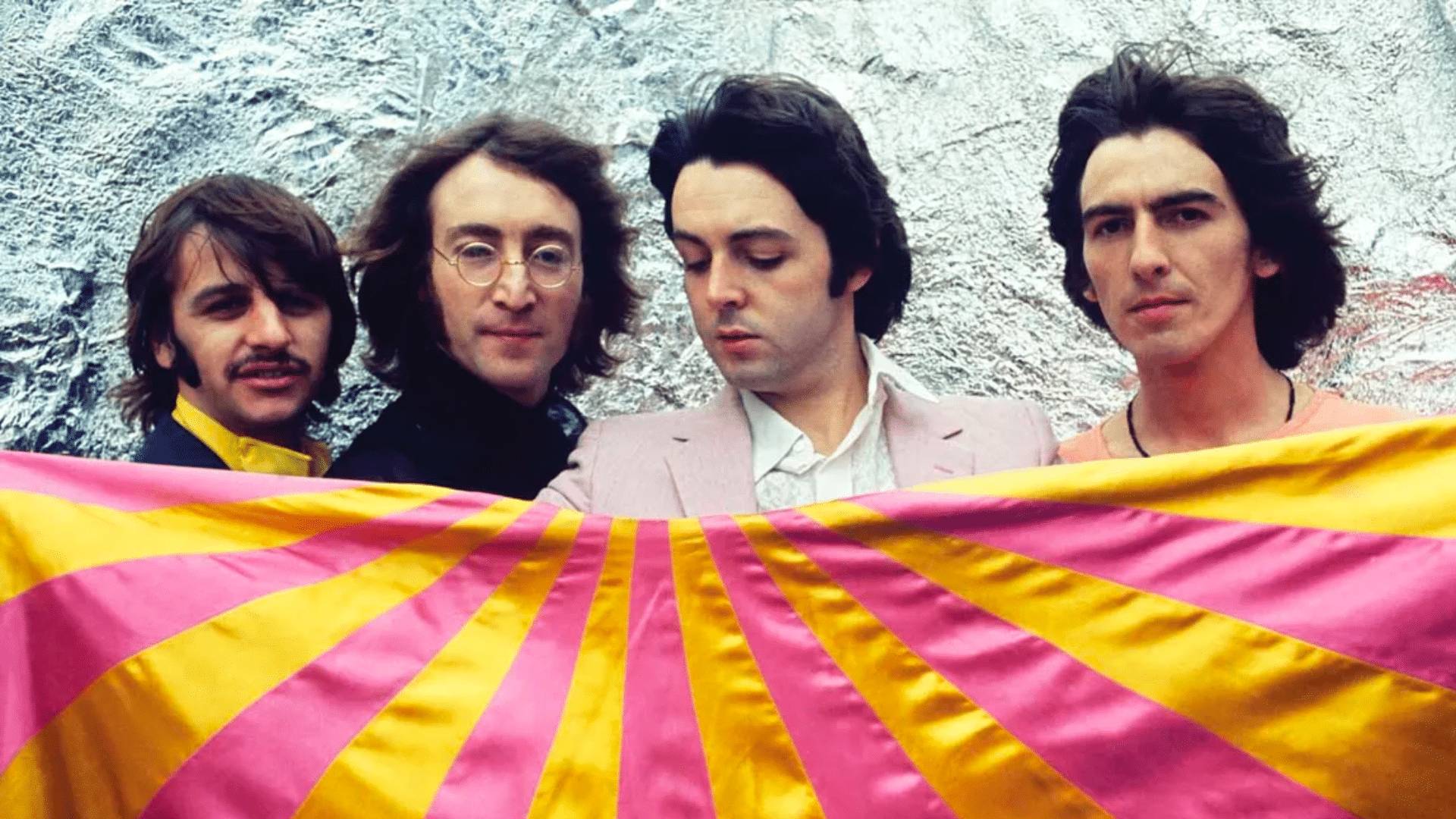 Lorsque nous l'avons fait écouter aux gens, certains ont pleuré, d'autres ont dit : "Bon sang, c'est un disque des Beatles !": Paul McCartney à propos de la réaction à la dernière chanson des Beatles, Now And Then