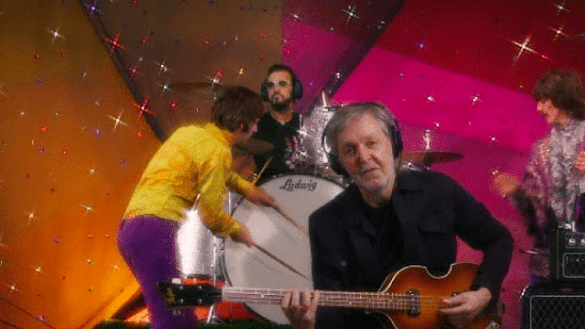 De nouvelles données montrent que "NOW AND THEN" pourrait être le 18ème single du groupe en première position au Royaume-Uni.