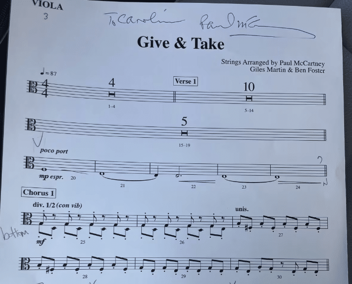 Caroline Buckman n'a jamais demandé d'autographes à ses collègues. Mais elle a demandé à McCartney, qui a signé cette partition pour elle, comme il l'a fait pour d'autres musiciens dans le studio ce jour-là. (Erika Buckman)