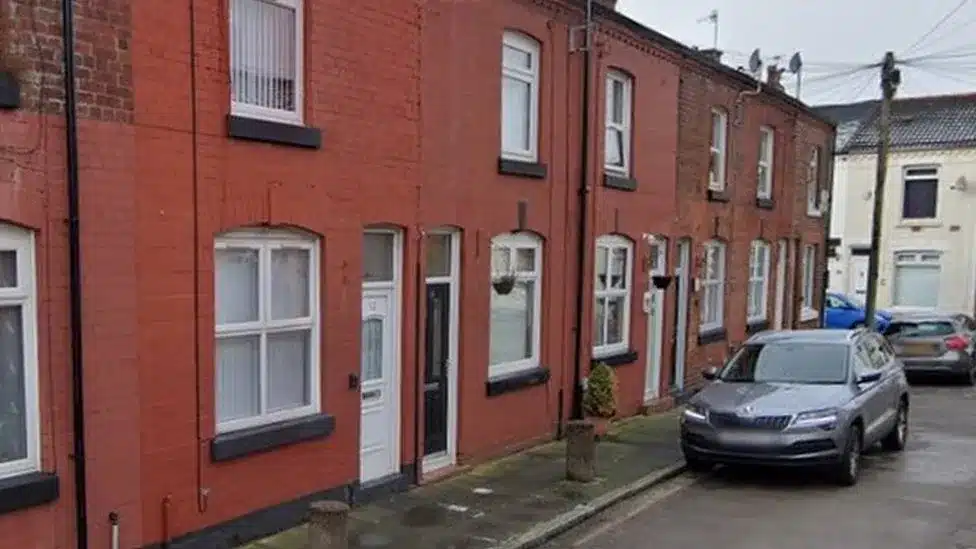 Maison natale de George Harrison, 12 Arnold Grove, Liverpool, avec la porte blanche