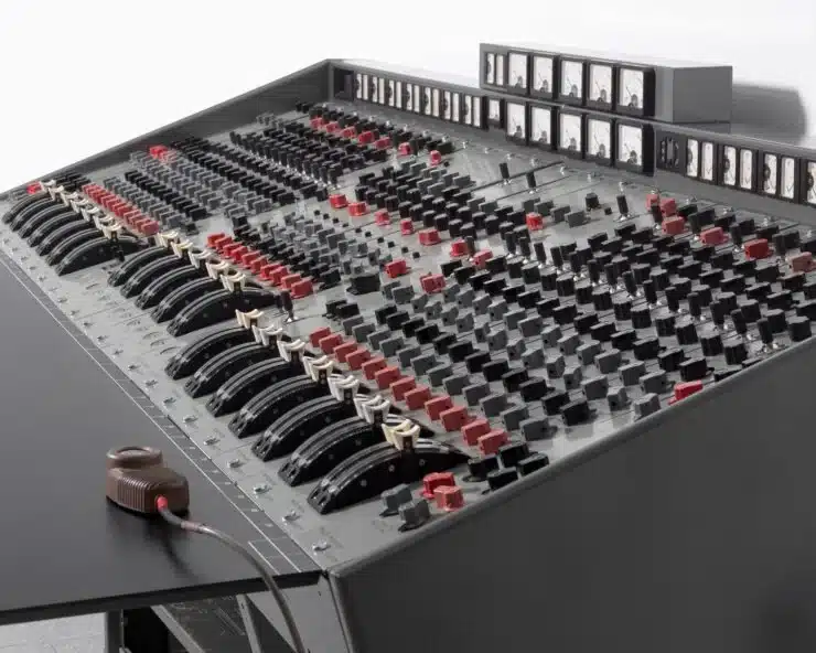Ce petit micro interphone était utilisé par le producteur pour communiquer avec le groupe dans le studio d'enregistrement insonorisé.