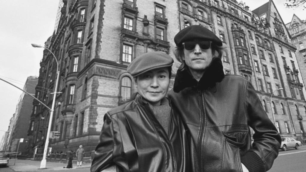 John Lennon : Pourquoi n'y a-t-il pas eu de funérailles pour la star des Beatles ?