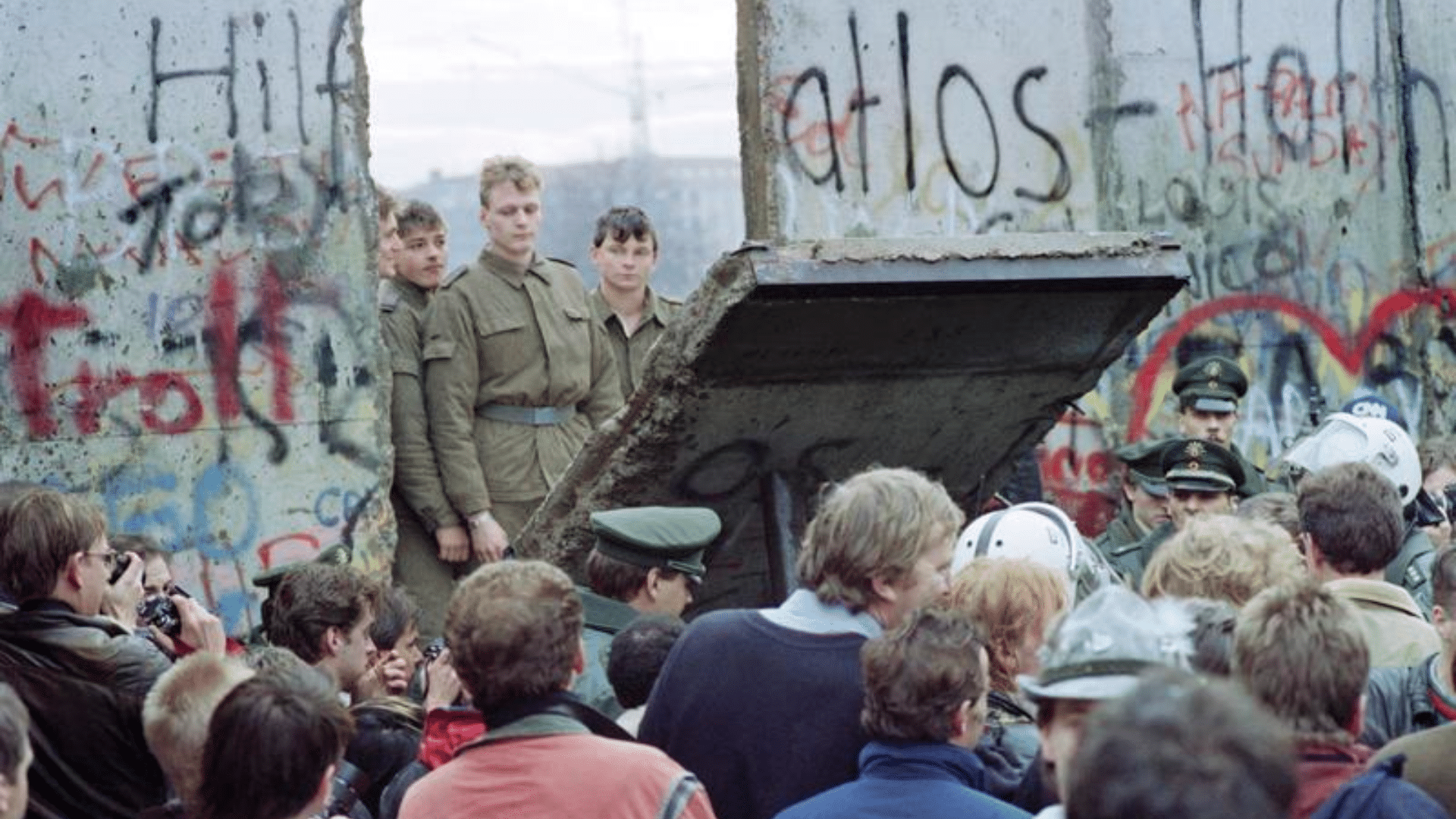 La chanson "Give Peace a Chance" de John Lennon a été chantée lors de la chute du mur de Berlin