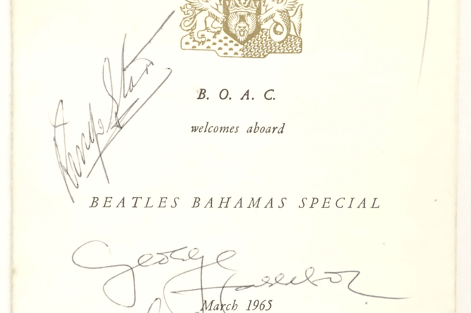 Le menu a été signé par les Fab Four pour une hôtesse de l'air à bord du vol de la British Overseas Airways Corporation (BOAC) (Ewbank's).