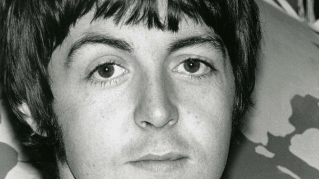 Paul McCartney a expliqué pourquoi Elvis Presley ne figure pas sur la pochette de "Sgt. Pepper" des Beatles