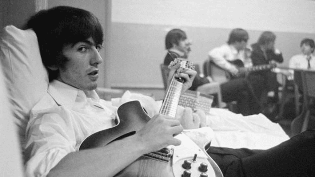 George Harrison a envoyé les Beatles en dehors de la route lors d'un accident de van effrayant.