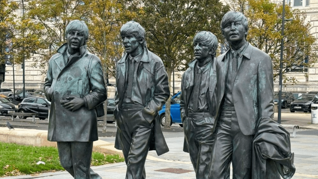 John Lennon a dit que les Beatles n'étaient pas aussi «ouverts ou honnêtes» qu'ils le souhaitaient : «Nous devions faire des compromis»