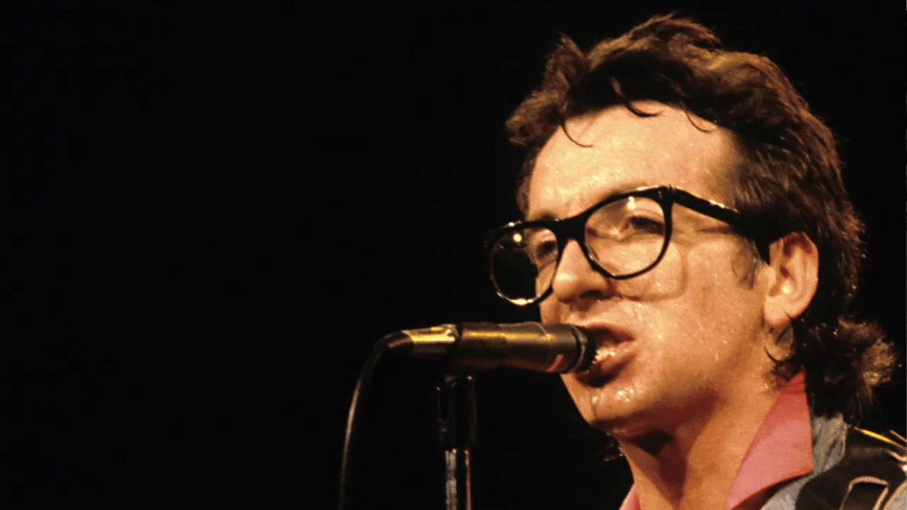 Quand Elvis Costello s'est moqué de John Lennon, David Bowie et Roger Waters dans un seul couplet