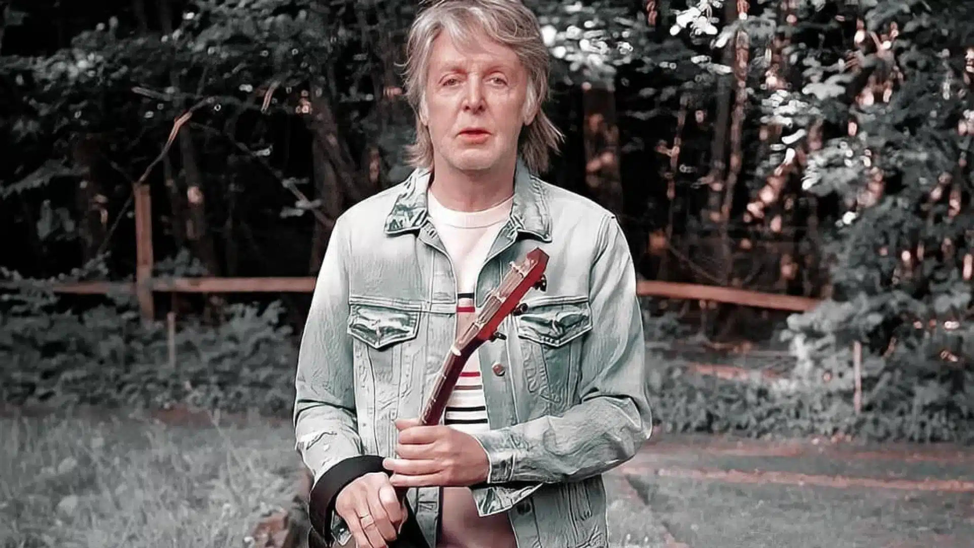 Paul McCartney avec sa guitare basse lors d'enregistrements des Beatles