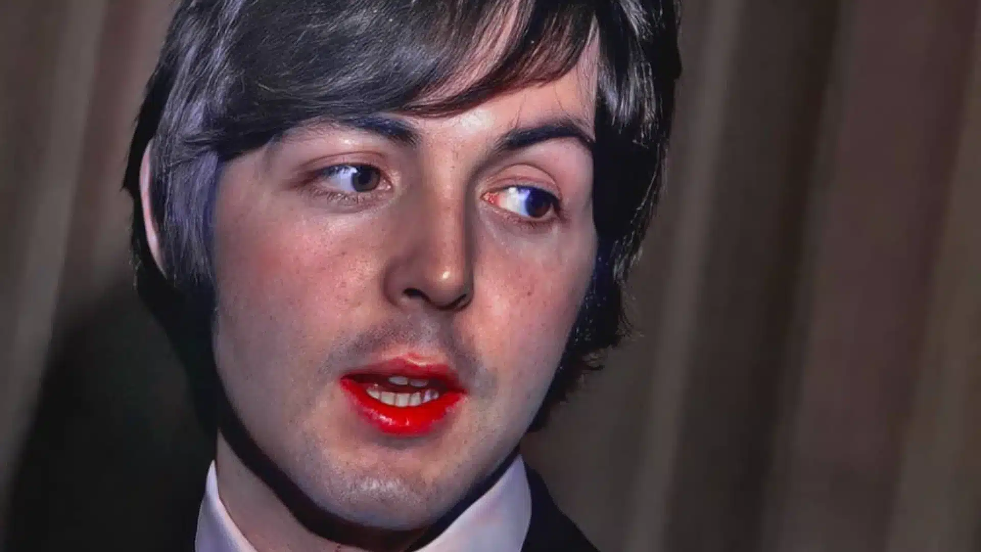Paul McCartney jouant de la guitare sur Sgt. Pepper's Lonely Hearts Club Band