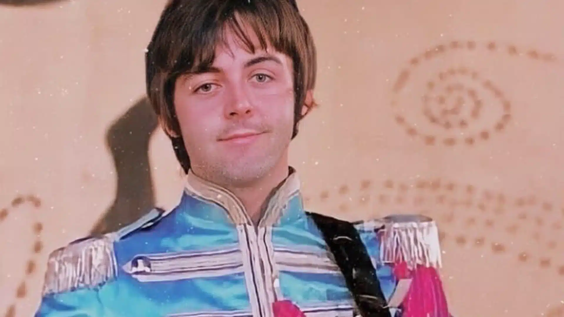 Paul McCartney jouant de la guitare dans le film Get Back avec les Beatles