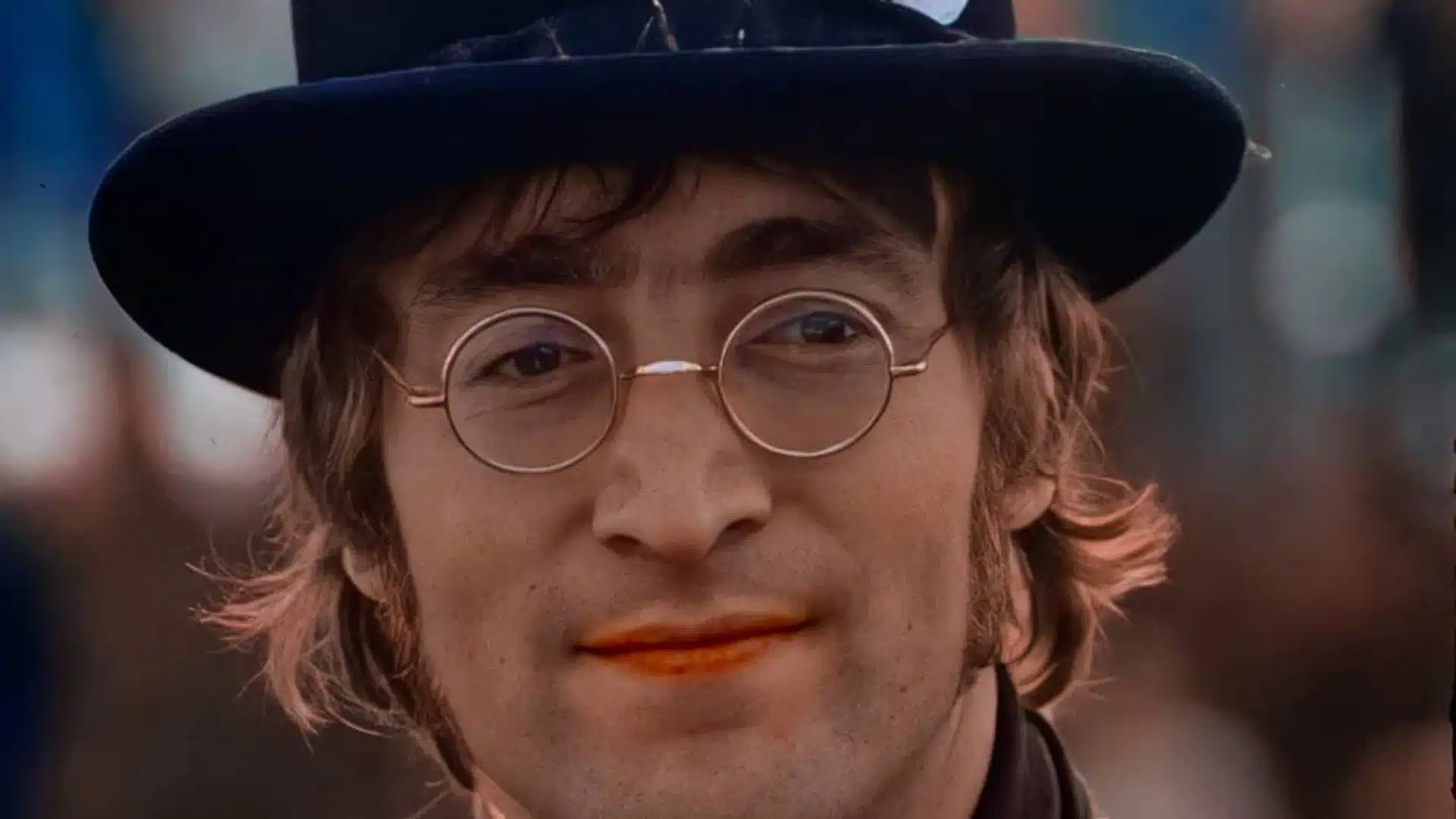 John Lennon en concert avec une guitare Rickenbacker, performance live