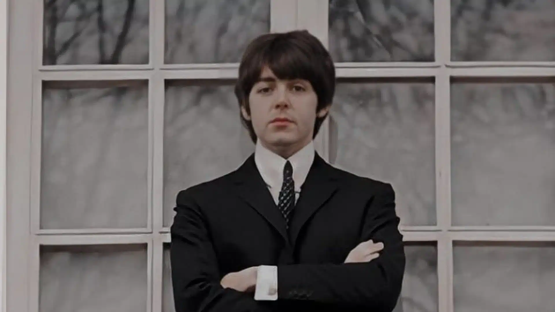 Paul McCartney jouant un solo de guitare électrique, maître guitariste des Beatles