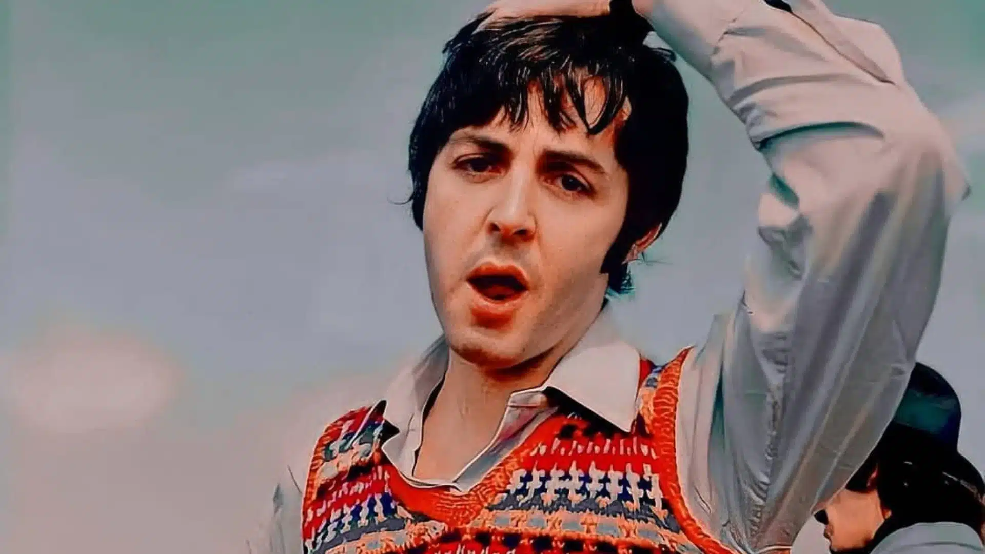 Paul McCartney jouant de la guitare lors d'une performance live des Beatles