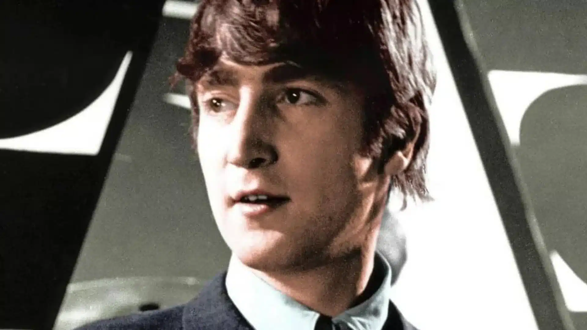 John Lennon jouant la guitare Rickenbacker lors d'une session musicale privée