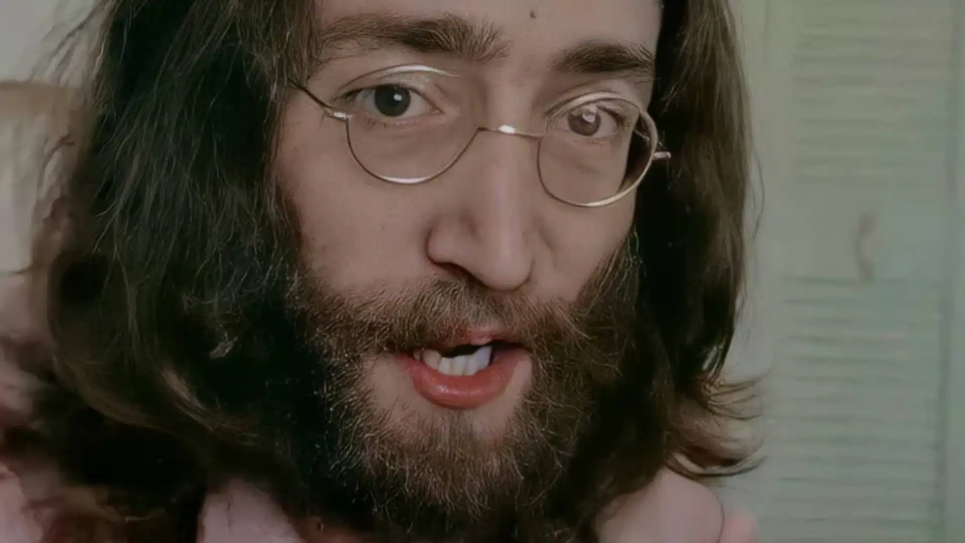 John Lennon jouant la guitare Hofner Club 40, une des premières guitares des Beatles