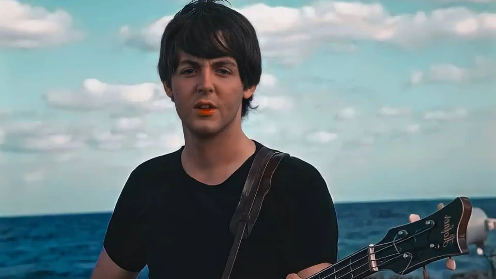 Paul McCartney enregistrant des morceaux avec sa guitare