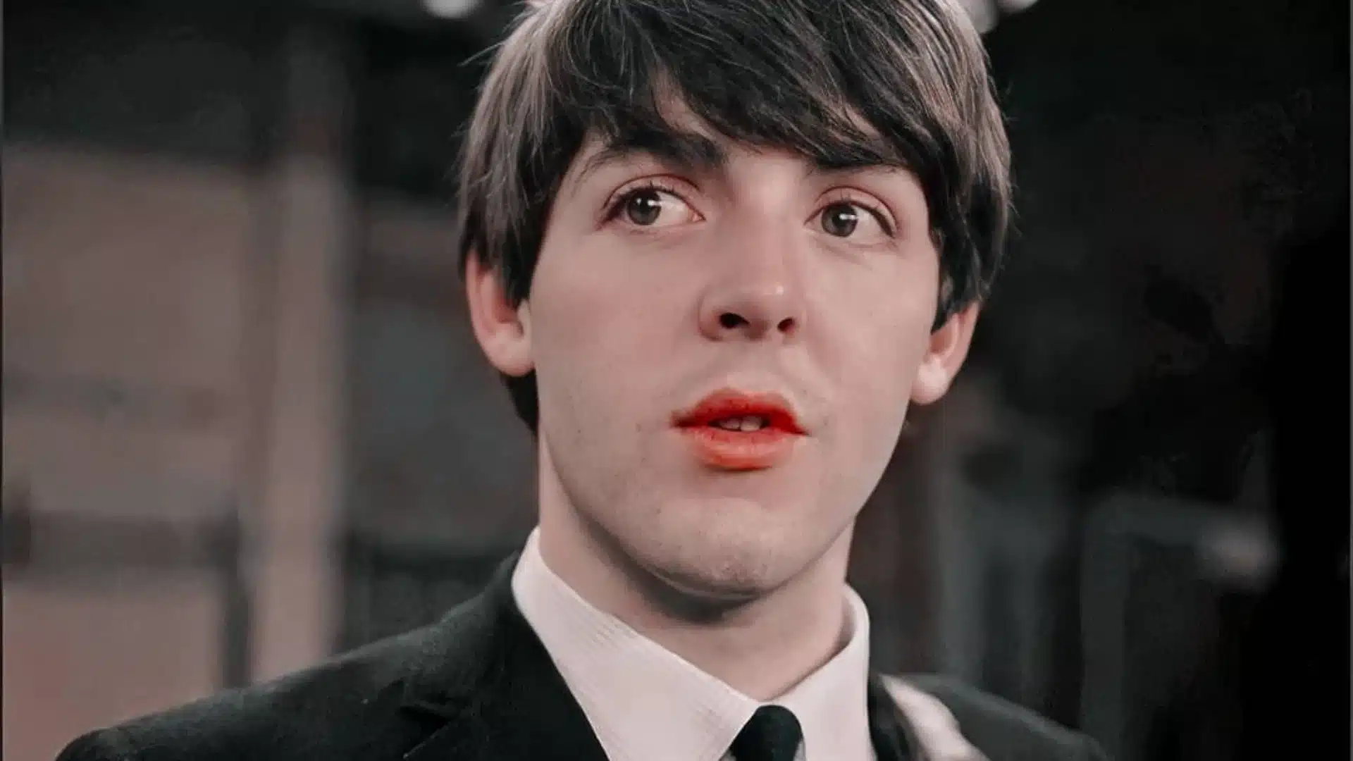 Paul McCartney jouant la guitare de John Lennon lors d'une performance des Beatles