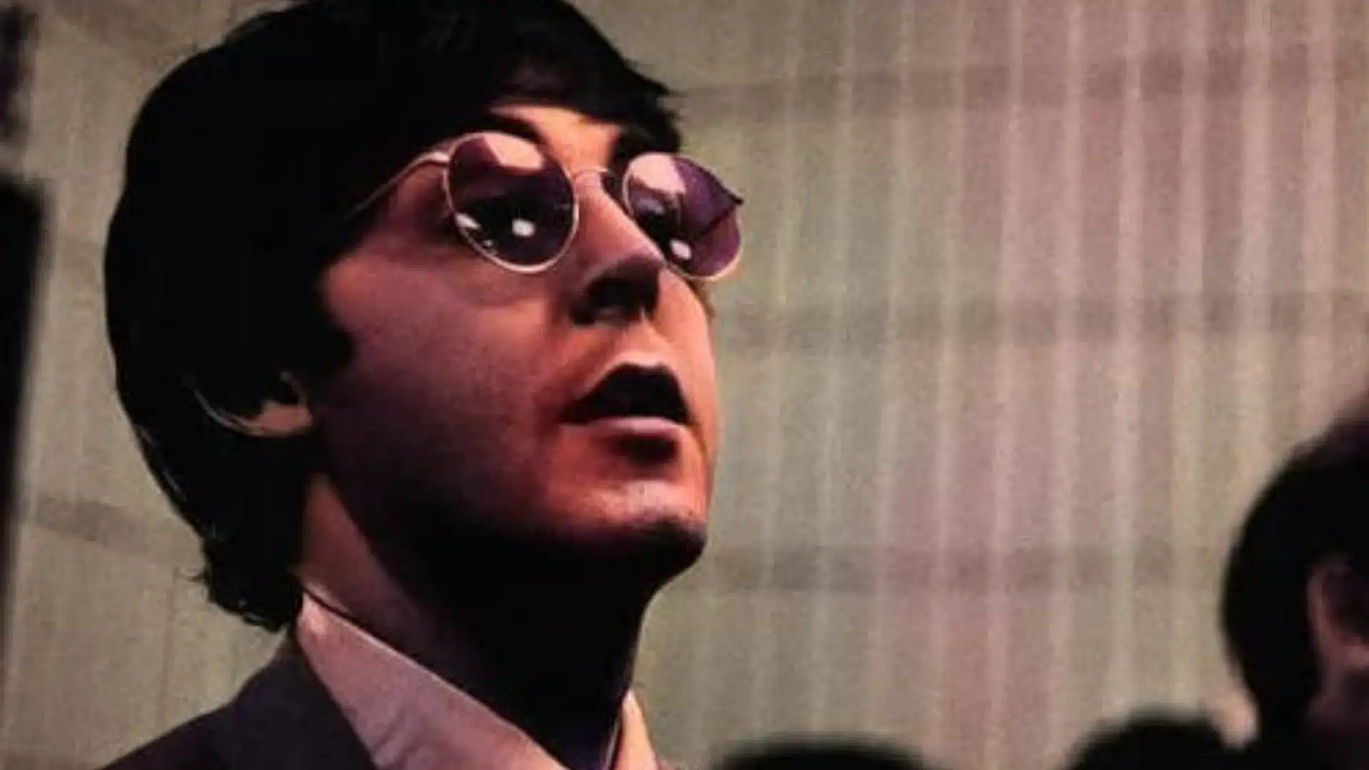 Paul McCartney jouant de la guitare en live avec les Beatles