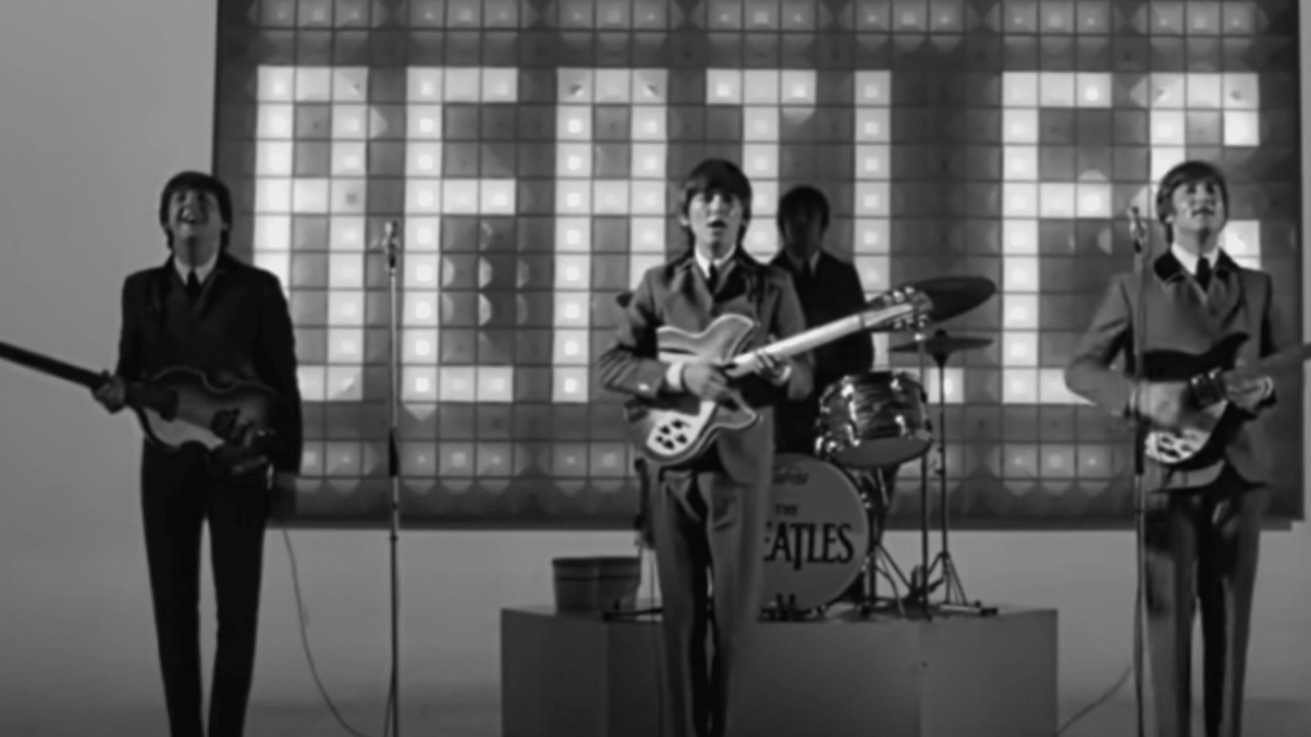 Les compilations des Beatles, « Red » et « Blue », font un retour dans les classements britanniques