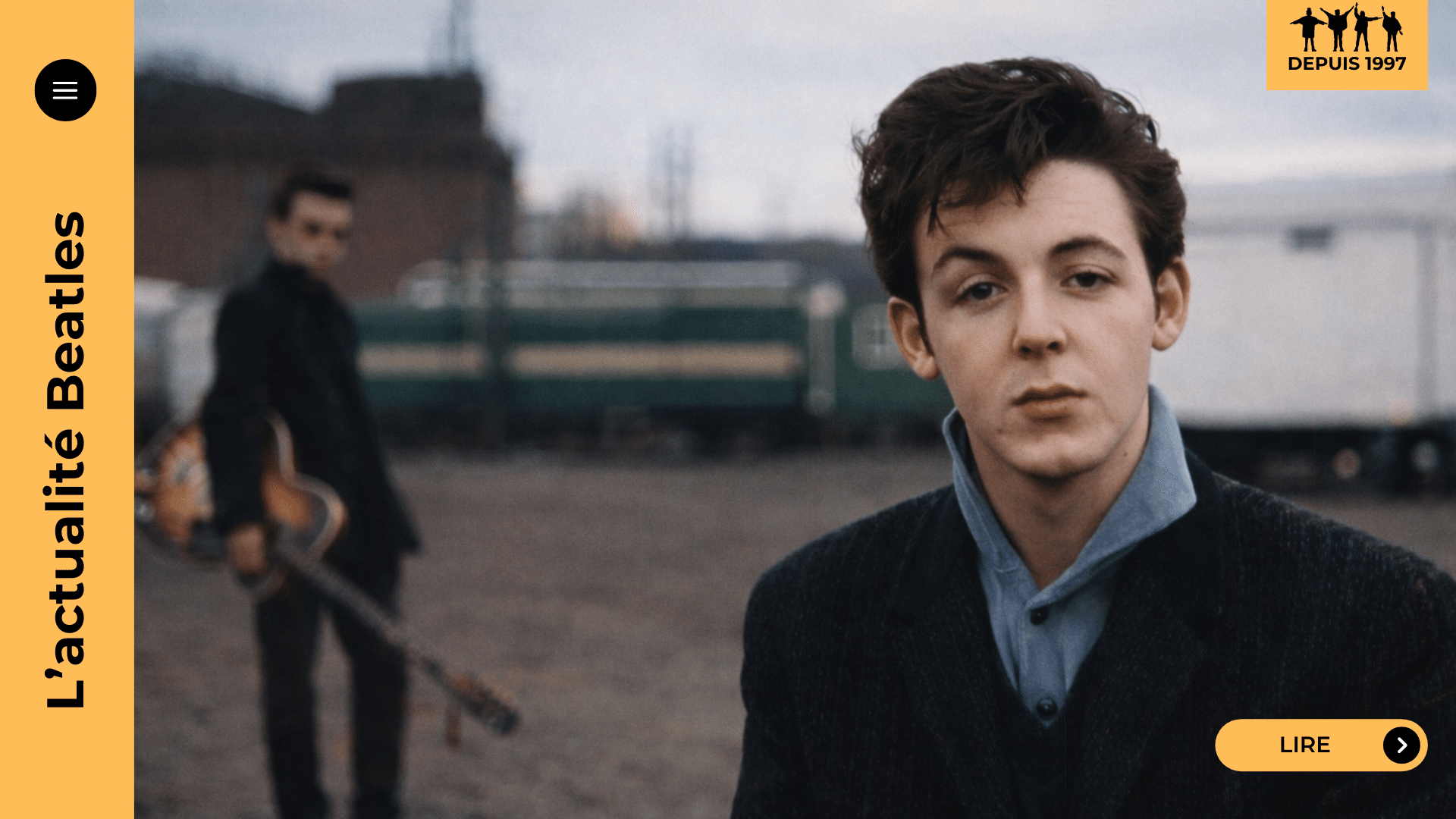 Beatles à Hambourg : nuits sur la Reeperbahn, clubs Indra/Kaiserkeller, visas, expulsion de George Harrison et l’incident du “préservatif enflammé”. Plongez dans le creuset qui a forgé leur endurance et leur légende.