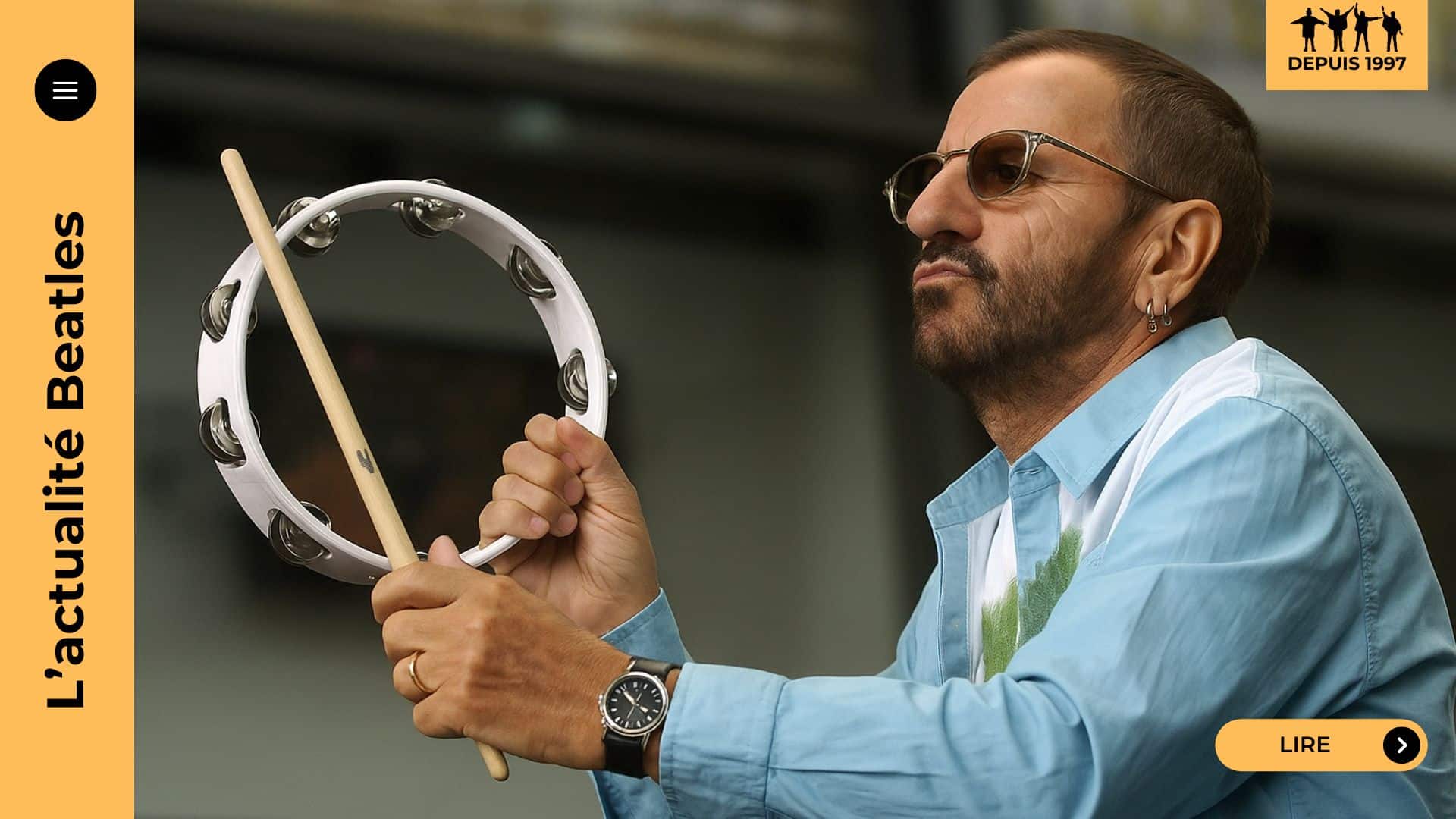 « Love Me Do » fut enregistré trois fois en 1962, révélant les débuts complexes des Beatles et l’arrivée de Ringo Starr. Si la version britannique originale met Ringo à la batterie, une autre version, avec Andy White, sera plus diffusée. Cette situation, source de frustration pour Ringo, marque pourtant ses premiers pas essentiels au sein du groupe.
