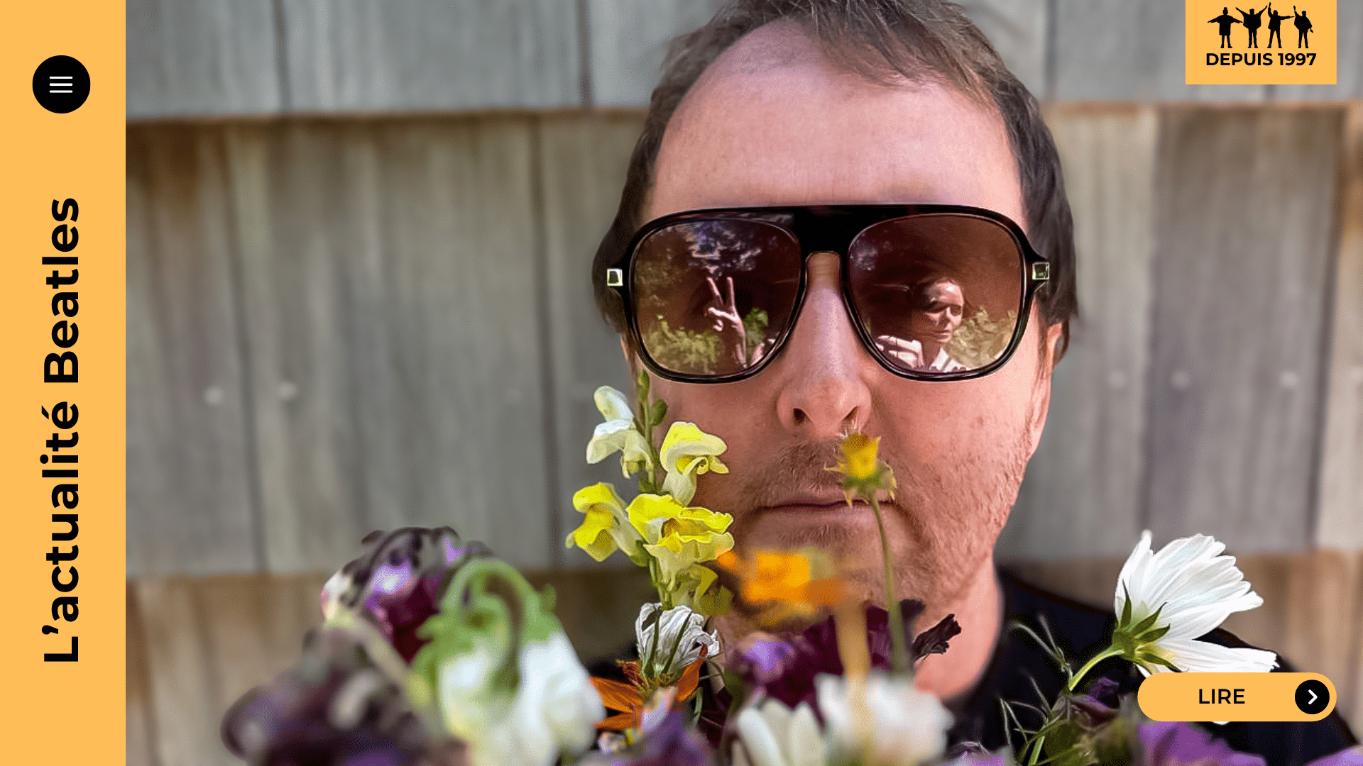 À 48 ans, James McCartney s’impose comme un auteur-compositeur discret mais affirmé. Fils de Paul et Linda, il a construit, hors des projecteurs, une œuvre intime, entre folk, indie rock et héritage pop. De ses débuts sur les albums de son père à ses propres disques et tournées confidentielles, James cultive la patience, la sincérité et une éthique de création héritée du cocon familial. Loin du poids du nom, il compose à hauteur d’homme : une voix douce, des chansons habitées, une fidélité au son vrai. « Primrose Hill », écrit avec Sean Ono Lennon, en témoigne encore.