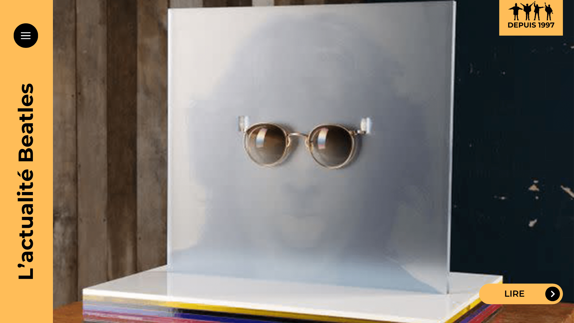 Les célèbres lunettes rondes de John Lennon portées lors de son “lost weekend” seront mises aux enchères à Londres les 23 et 24 octobre 2025. Associées à une soirée légendaire au Troubadour avec Harry Nilsson, elles symbolisent une période à la fois chaotique et créative de la vie de Lennon. Estimées entre 200 000 et 400 000 dollars, elles rejoignent un marché très actif autour des reliques Beatles. Plus qu’un accessoire, elles incarnent un moment précis de l’histoire pop, mêlant excès, création et mémoire.