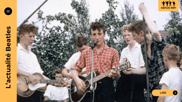 Lennon McCartney à Woolton (1957) : le pacte d’écriture qui mène à « With a Little Help from My Friends ». Anecdote des tomates, secrets de Sgt. Pepper et écho dans Get Back. Plongez dans la fabrique Beatles.