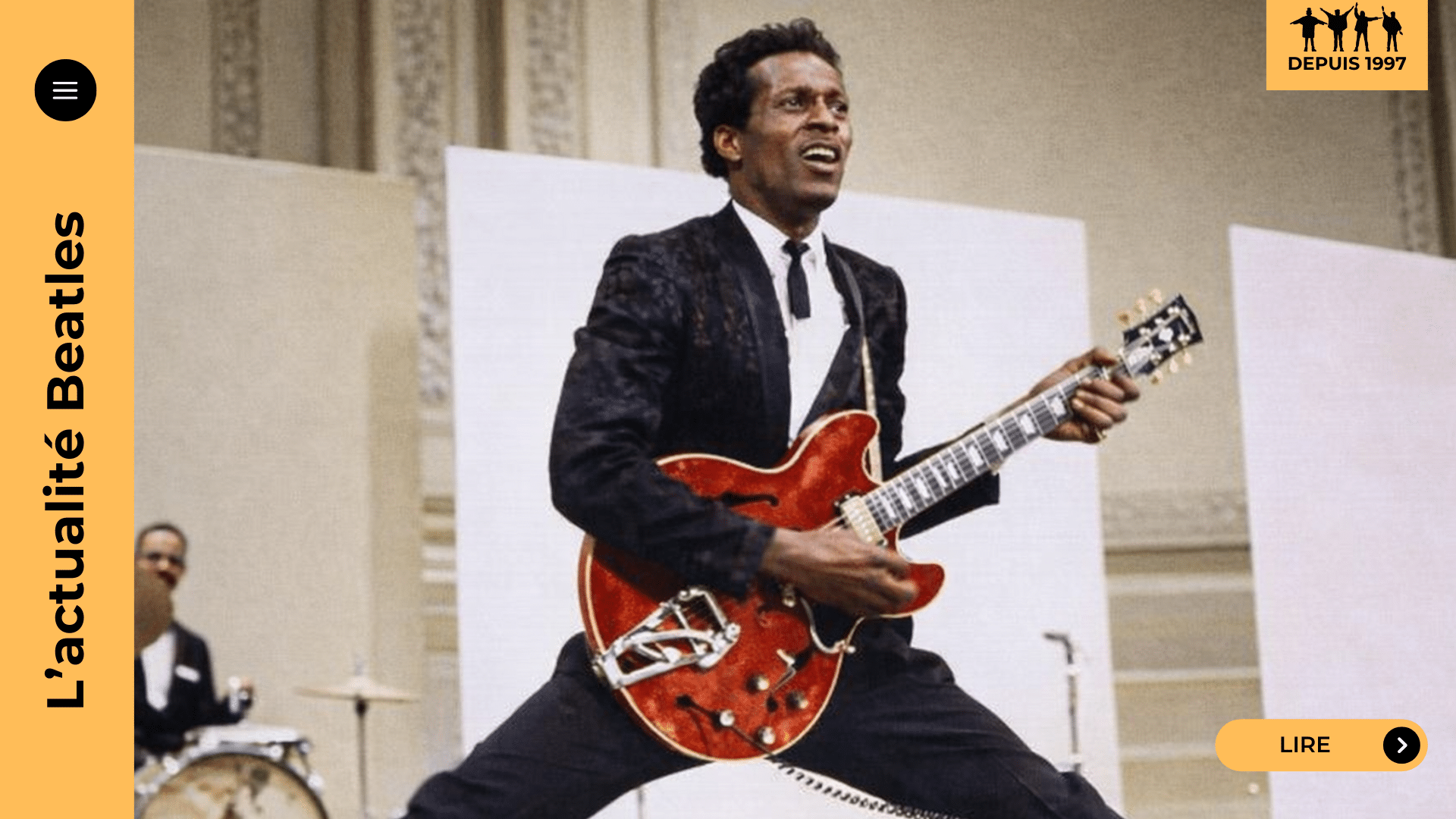 Chuck Berry inspire les Beatles : découvrez comment Paul McCartney a emprunté la basse de “I’m Talking About You” pour lancer “I Saw Her Standing There”, et pourquoi le rock se nourrit de citations. Plongez dans la filiation Liverpool–Hambourg.