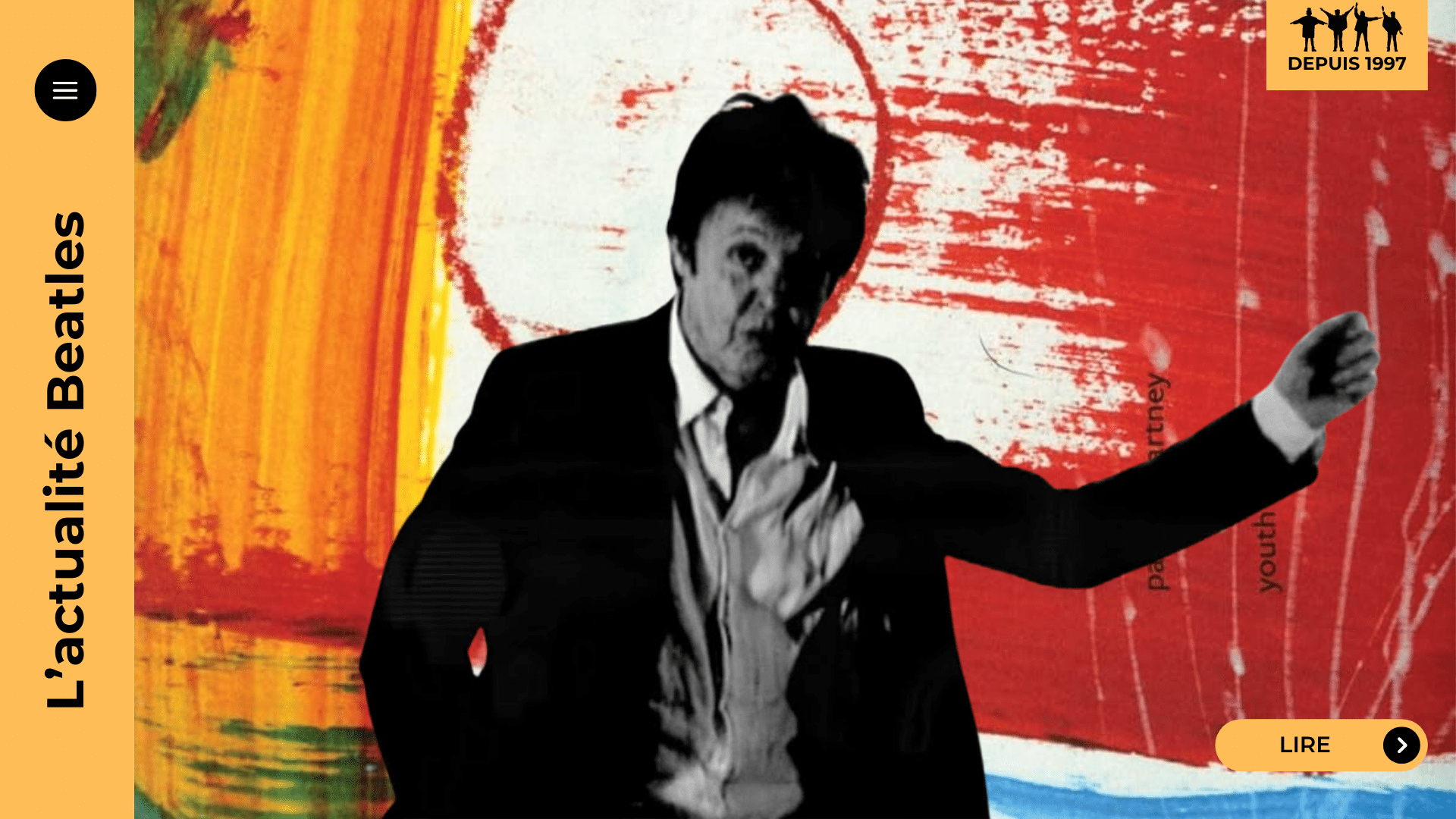 On raconte trop souvent Paul McCartney comme un distributeur de refrains parfaits, un monument pop condamné à rejouer sa propre légende. The Fireman dit l’inverse : qu’à l’abri des projecteurs, McCartney a continué à chercher des portes de sortie, des textures, des boucles, des accidents de studio — bref, une façon de rester vivant. Avec Youth, il se fabrique un pseudonyme comme on s’échappe d’une pièce trop éclairée, et signe trois disques qui dessinent une trajectoire secrète : la brume hypnotique de Strawberries Oceans Ships Forest, la densité nocturne de Rushes, puis la réincarnation rugueuse et électrique d’Electric Arguments. Ici, on n’écoute pas pour « retrouver » le McCartney des Beatles, mais pour entendre ce qui arrive quand il accepte de se décentrer, de perdre le contrôle, de privilégier l’état au couplet-refrain. Pourquoi ces albums ont-ils été mal jugés, et pourquoi notre époque, qui redécouvre l’écoute immersive, est enfin prête à les accueillir ? Plongez dans ce tunnel : il éclaire autrement toute sa discographie, et prouve que sa modernité n’a jamais été une posture.