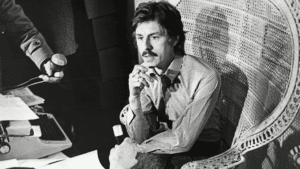 Derek Taylor, journaliste, plume et attaché de presse des Beatles, fut l’un des plus proches compagnons de leur histoire. Découvrez pourquoi son parcours, de Liverpool à Apple Corps, en fait un candidat très crédible au titre de cinquième Beatles.