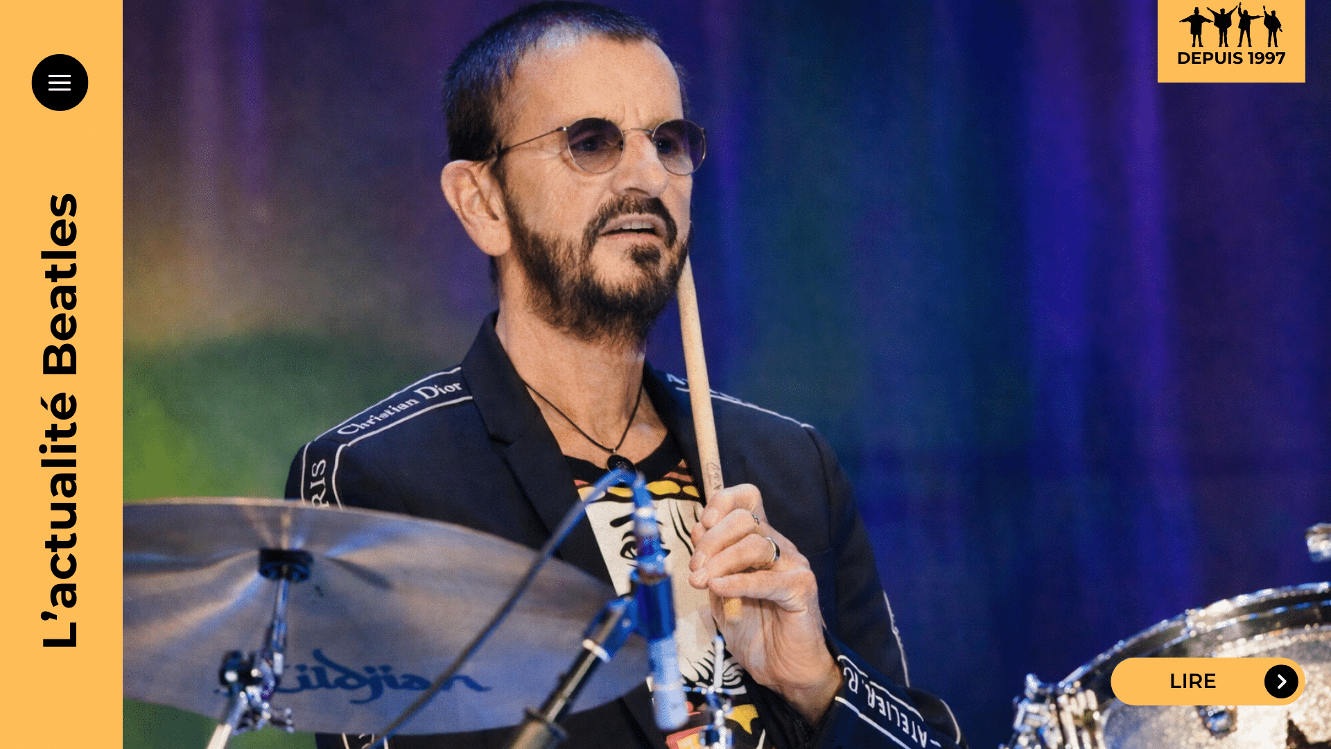Ringo Starr explique pourquoi “Photograph”, coécrite avec George Harrison, est la chanson qu’il pourrait chanter cent ans. Genèse, émotion, Concert for George : (re)découvrez ce classique post-Beatles et plongez dans son histoire.