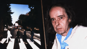 Iain Macmillan a signé la pochette mythique d’Abbey Road. Découvrez le parcours du photographe écossais, ami de John Lennon, Yoko Ono et Paul McCartney.