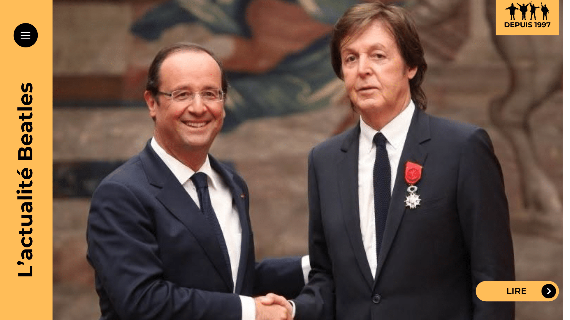 François Hollande remet à Paul McCartney les insignes d’officier de la Légion d’honneur, le 8 septembre 2012 au palais de l’Élysée.