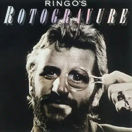 Ringo’s Rotogravure, pochette de 1976 avec le portrait de Ringo Starr derrière une loupe, photographie David Alexander